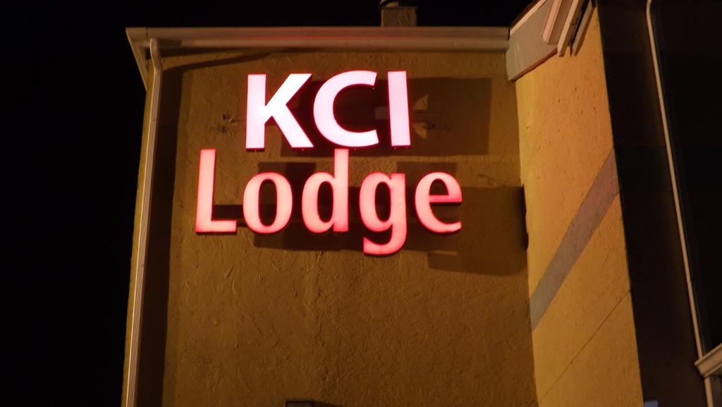 una señal que dice kl lodge en el lado de un edificio en KCI Lodge en Kansas City