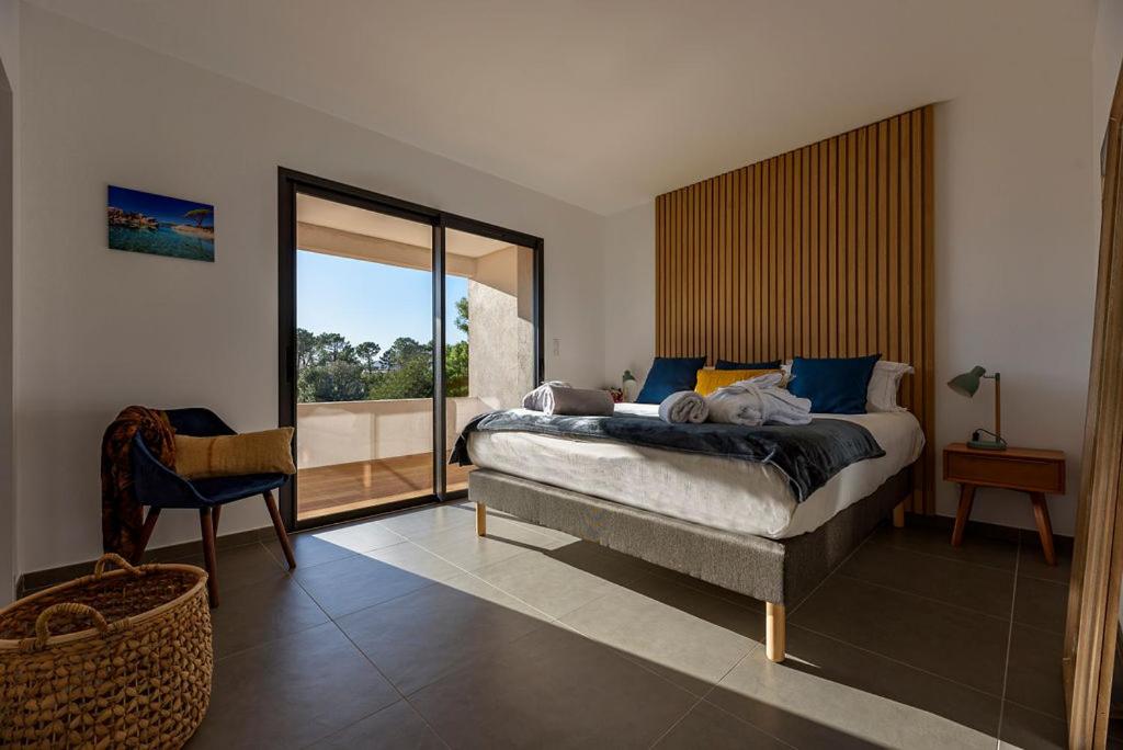 ポルト・ヴェッキオにあるCalarossa Bay Resortのベッドルーム1室(ベッド1台、大きな窓付)