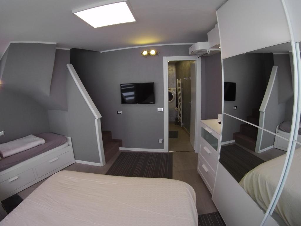 A bed or beds in a room at La Coquille