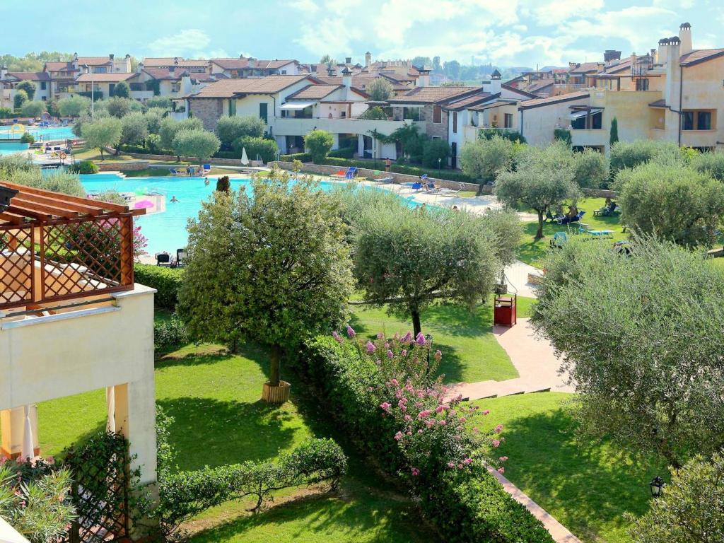 vista sulla piscina di un resort di Comfortable apartment with view on swimming pool a Peschiera del Garda