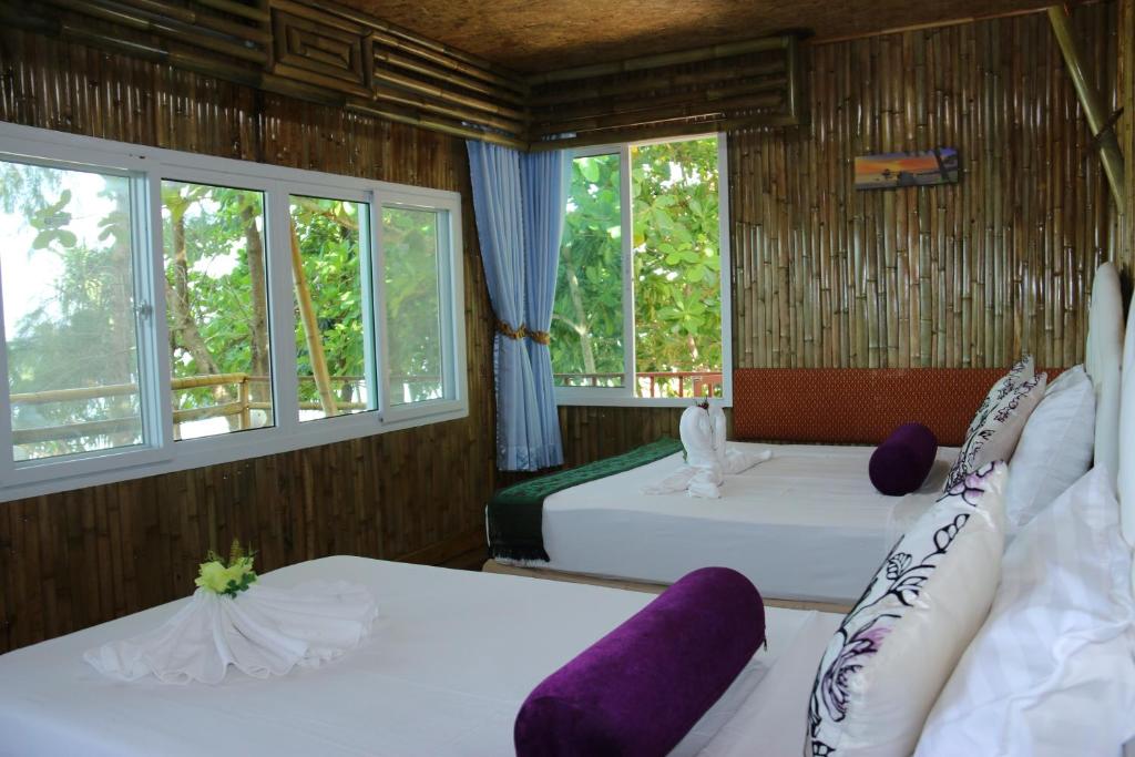 Postel nebo postele na pokoji v ubytování Ruan Mai Naiyang Beach Resort