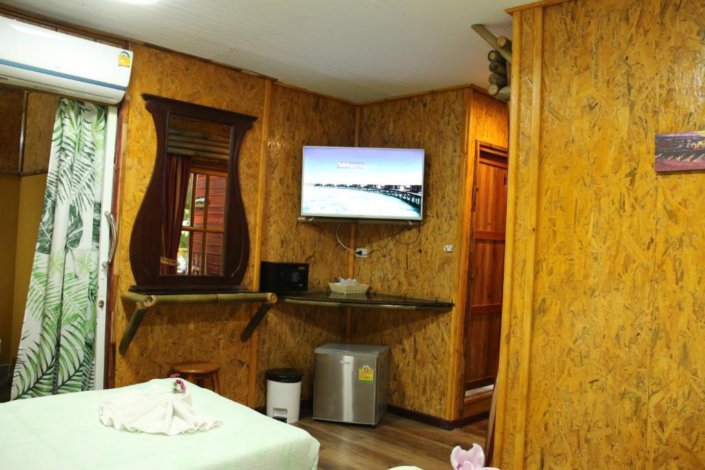 TV a/nebo společenská místnost v ubytování Ruan Mai Naiyang Beach Resort