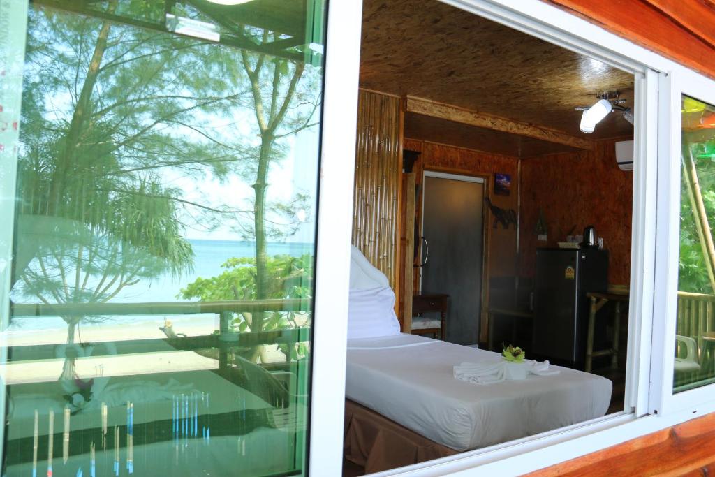 Postel nebo postele na pokoji v ubytování Ruan Mai Naiyang Beach Resort