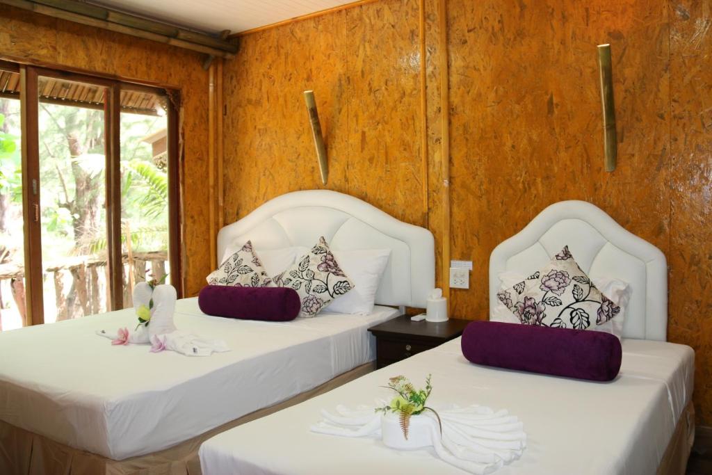 Postel nebo postele na pokoji v ubytování Ruan Mai Naiyang Beach Resort