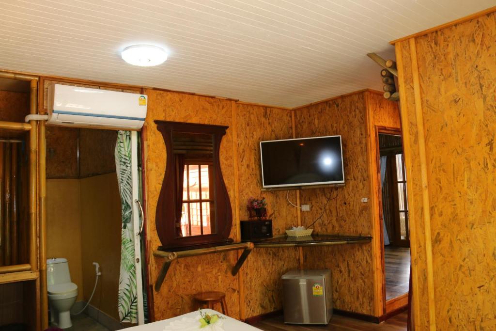TV a/nebo společenská místnost v ubytování Ruan Mai Naiyang Beach Resort
