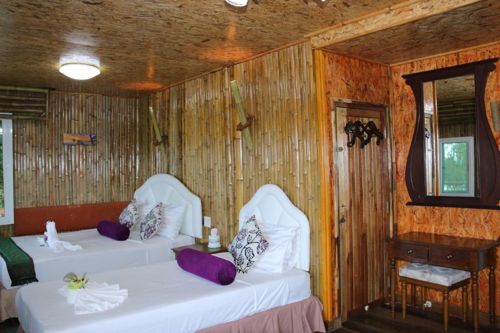 Postel nebo postele na pokoji v ubytování Ruan Mai Naiyang Beach Resort