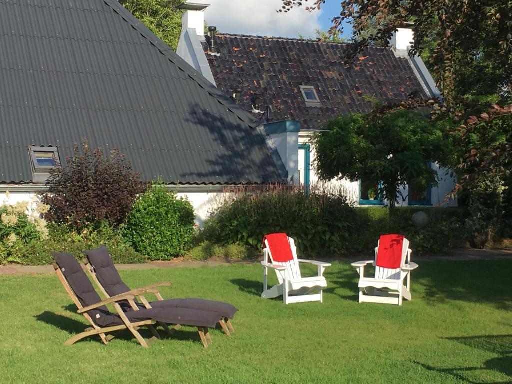 een groep stoelen in het gras bij Landgoed Wilgenheerd in Wehe-den Hoorn