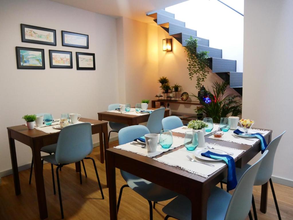 Uma área de estar em Serra do Pilar Porto Suites