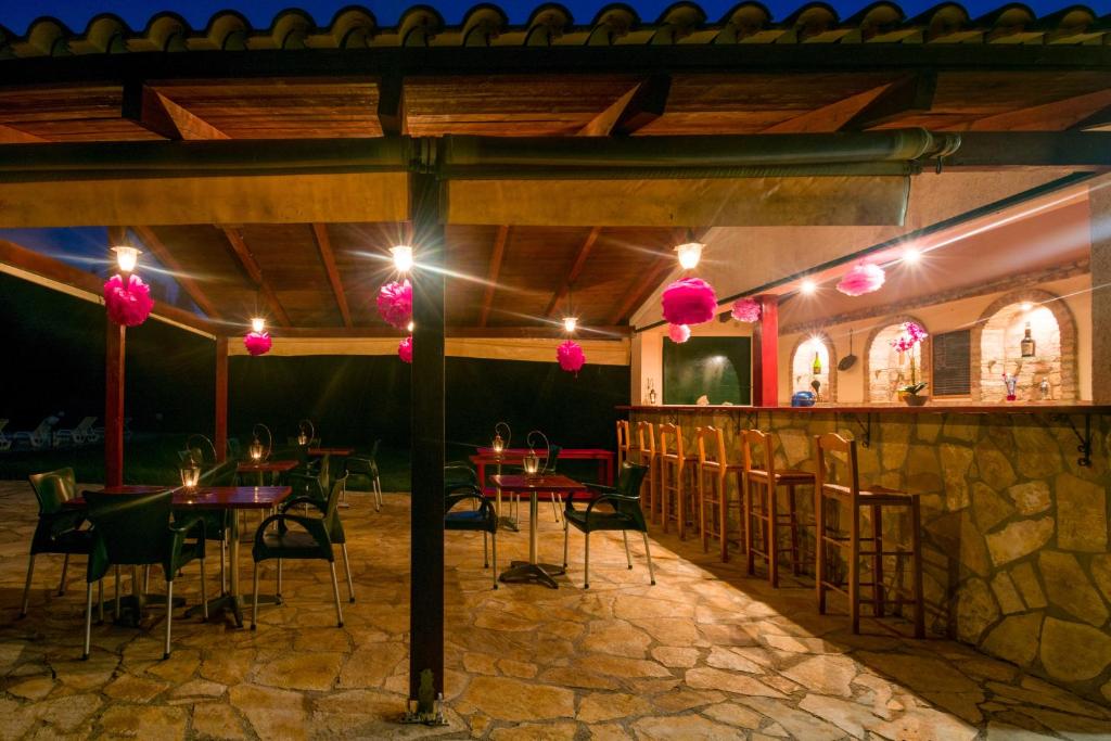 A restaurant or other place to eat at Rivendell Apartments