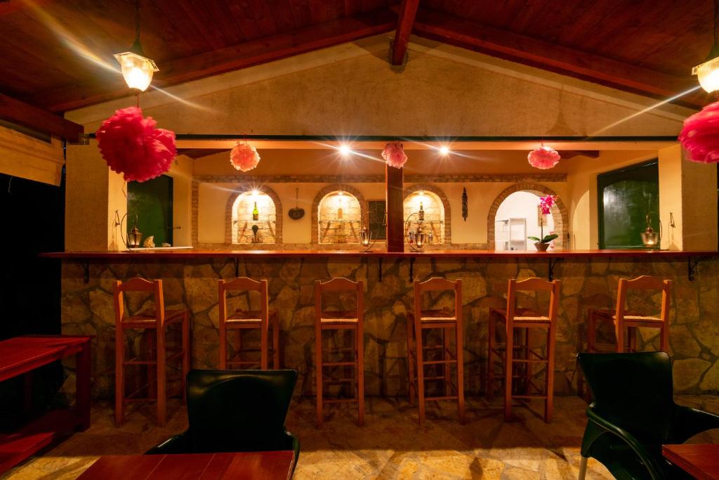 A restaurant or other place to eat at Rivendell Apartments