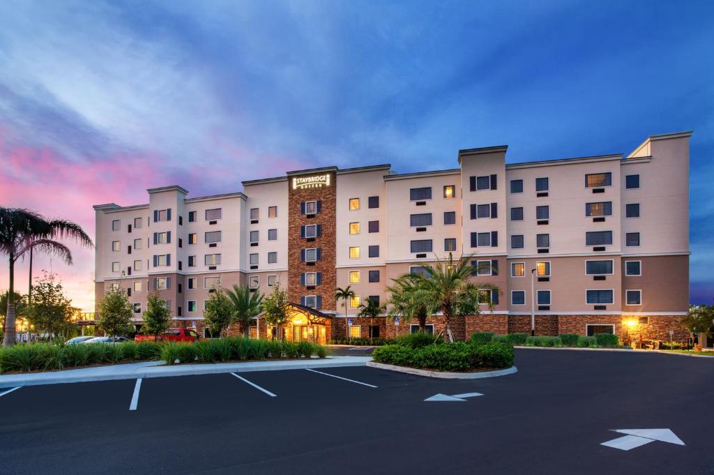 uma prestação de um hotel com estacionamento em Staybridge Suites - Fort Lauderdale Airport - West, an IHG Hotel em Davie