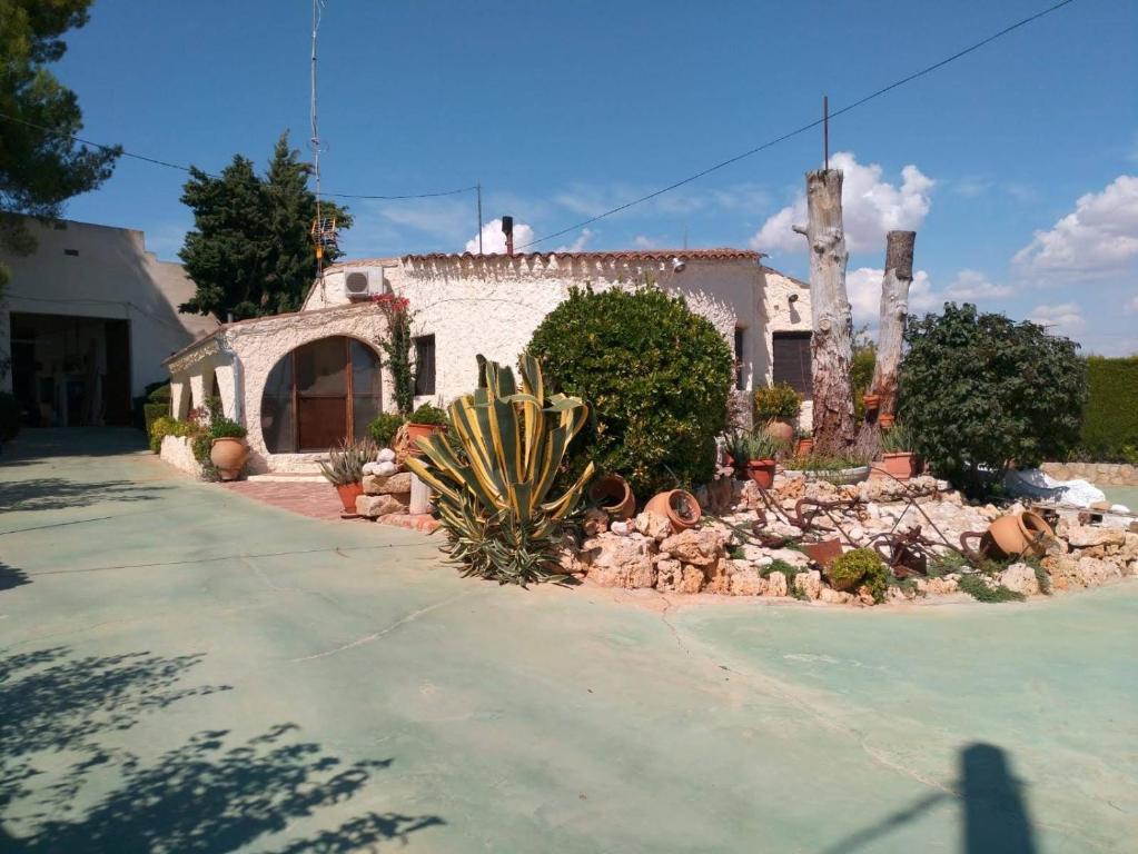 una casa con un giardino di cactus e piante di Villa Francisco a Villarta