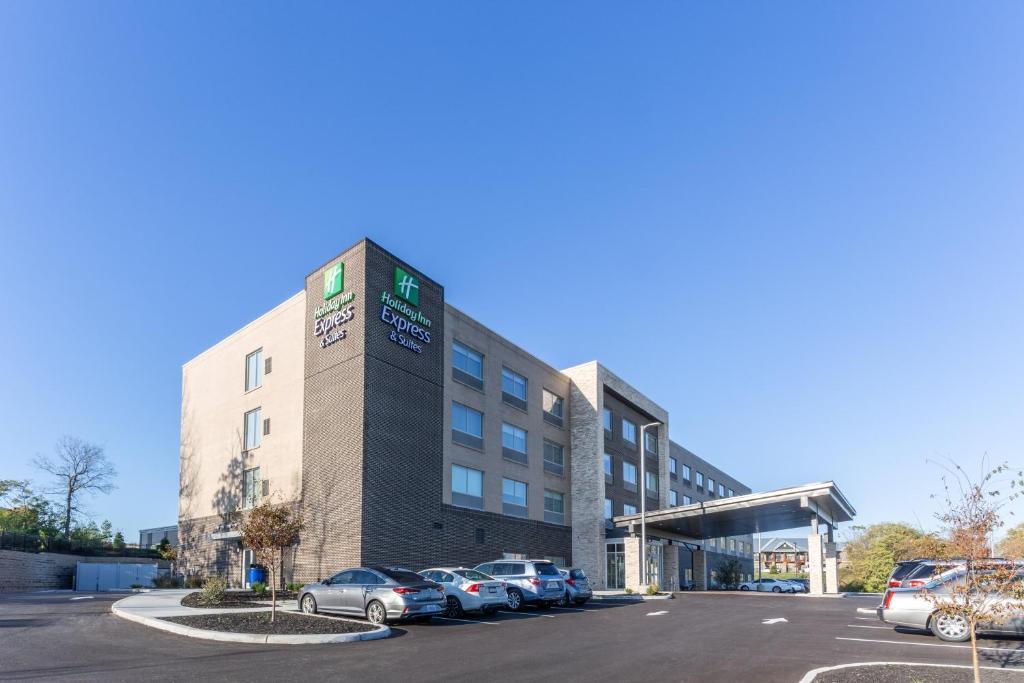 un edificio con coches estacionados en un estacionamiento en Holiday Inn Express & Suites - Florence - Cincinnati Airport, an IHG Hotel en Florence