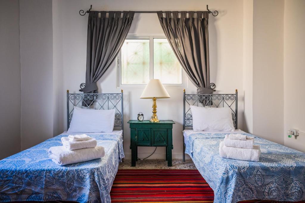 Postel nebo postele na pokoji v ubytování Beit Al Baraka