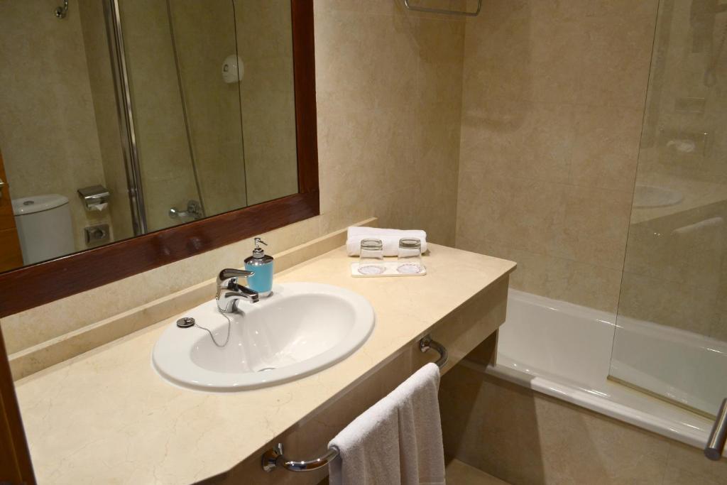 A bathroom at Hotel Alda Palacio Valdés
