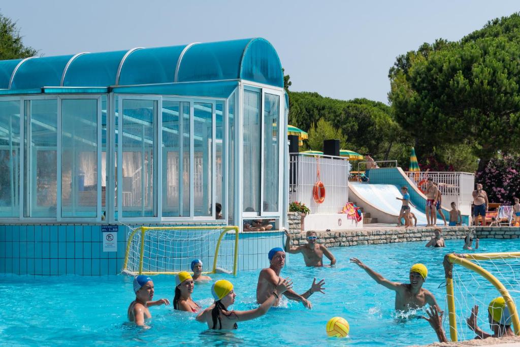 Bazén v ubytovaní Camping Village Pino Mare alebo v jeho blízkosti