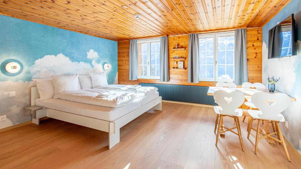 Postel nebo postele na pokoji v ubytování Gasthaus Brünig Kulm