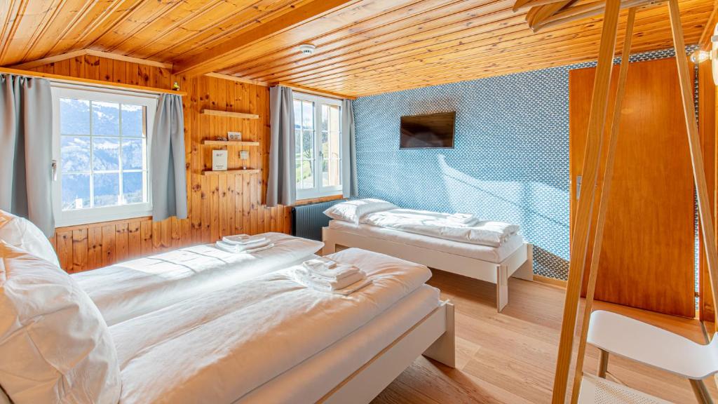 Postel nebo postele na pokoji v ubytování Gasthaus Brünig Kulm