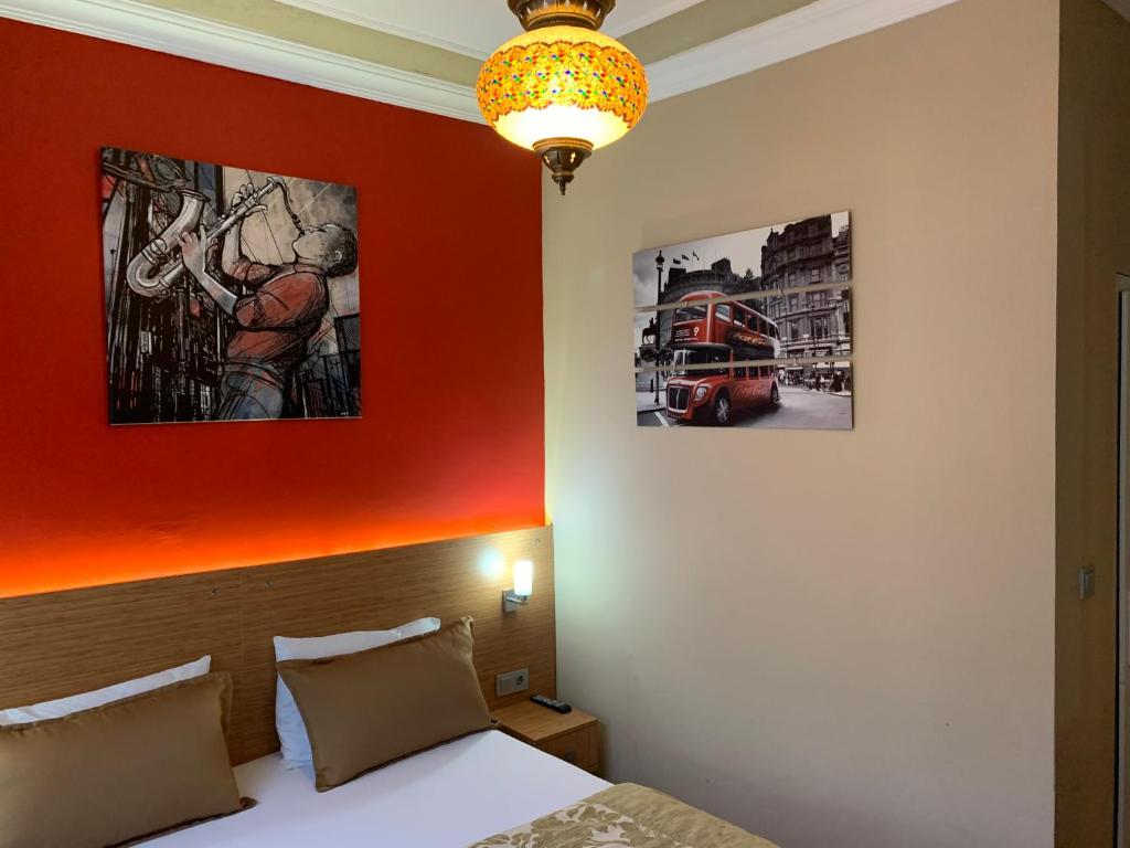 Postel nebo postele na pokoji v ubytování Antique Hostel