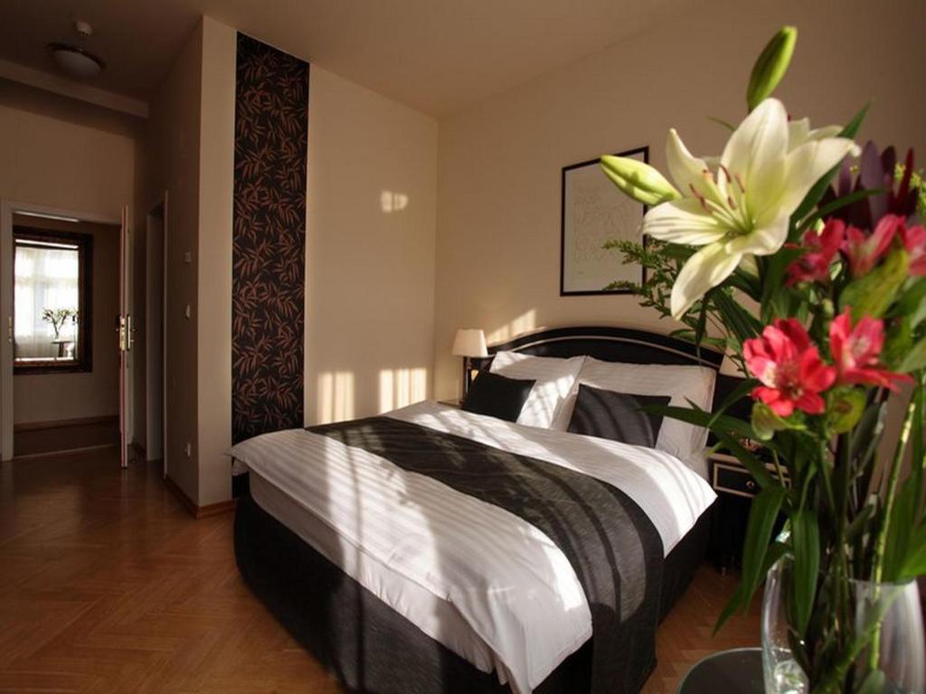 ローマにあるVesta Domusのベッドルーム1室(白とピンクの花のベッド1台付)