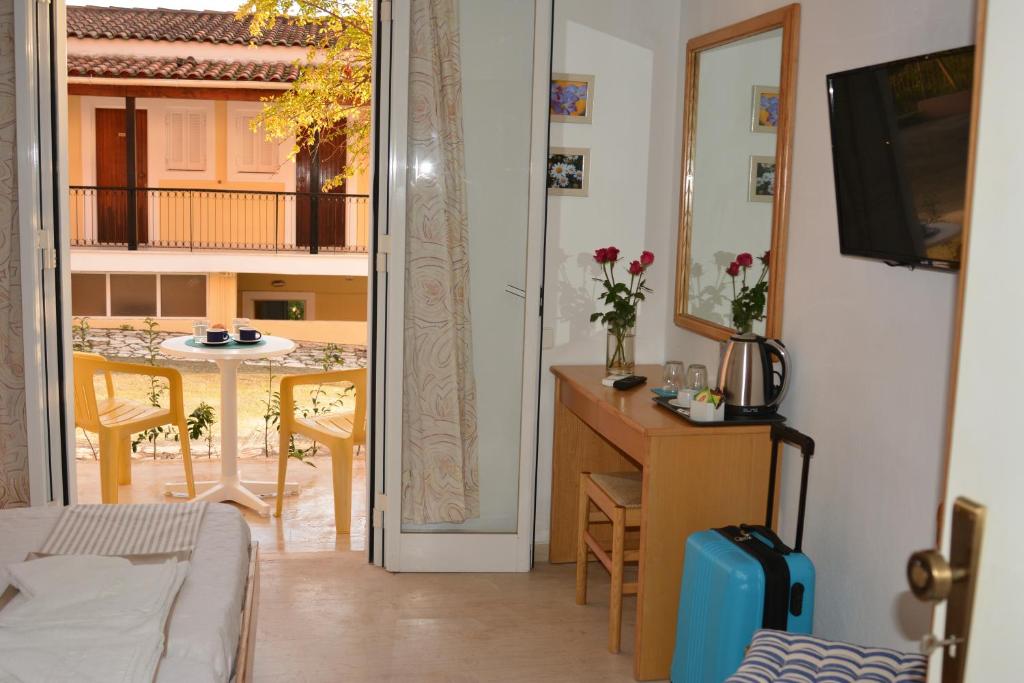 TV a/nebo společenská místnost v ubytování Elite Corfu - Adults Friendly