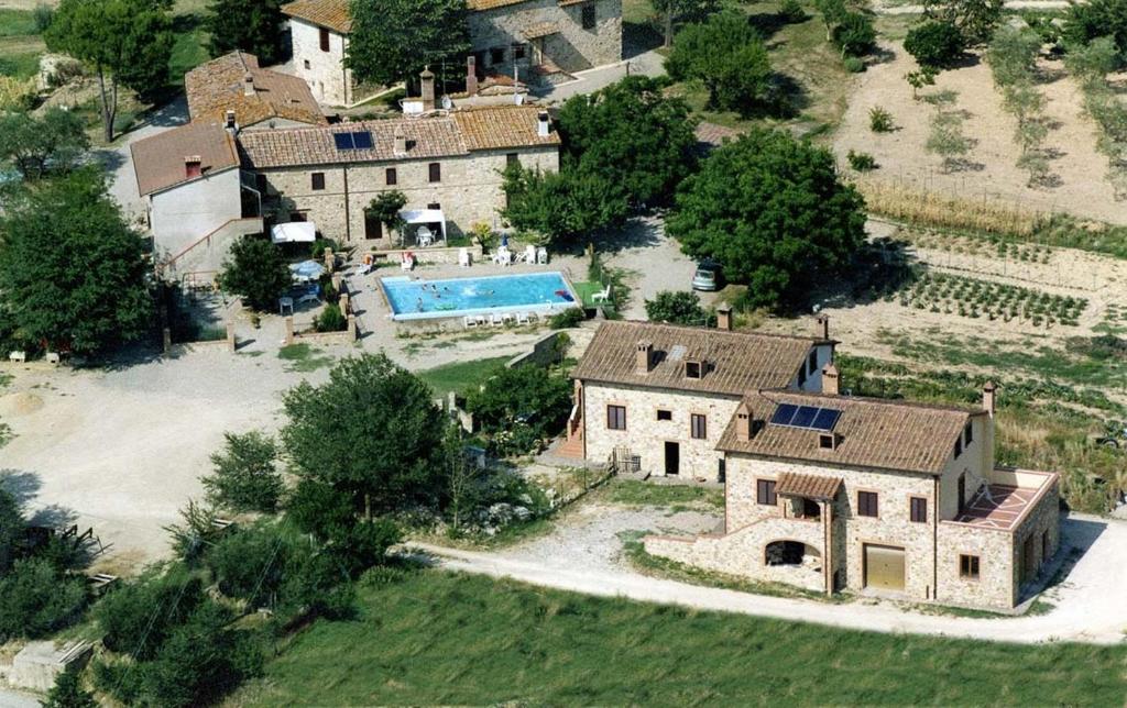 an aerial view of a house with a swimming pool at Agriturismo Cignanbianco in Castellina in Chianti
