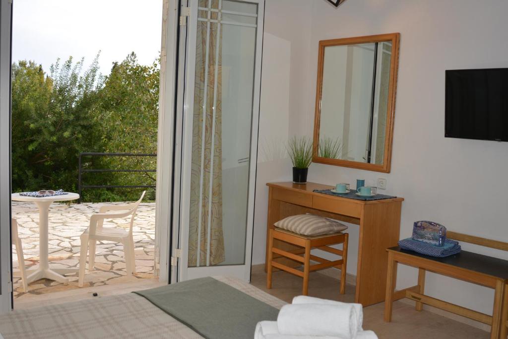 TV a/nebo společenská místnost v ubytování Elite Corfu - Adults Friendly