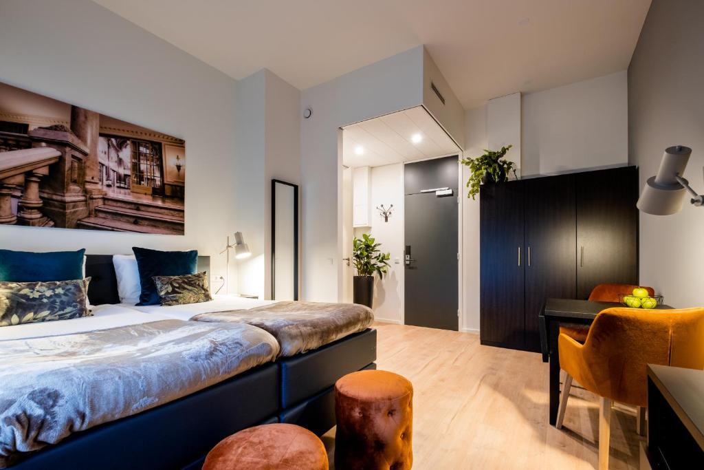 ein Schlafzimmer mit einem Bett und einem Schreibtisch in einem Zimmer in der Unterkunft Nero Office Hotel & City Café in Roermond