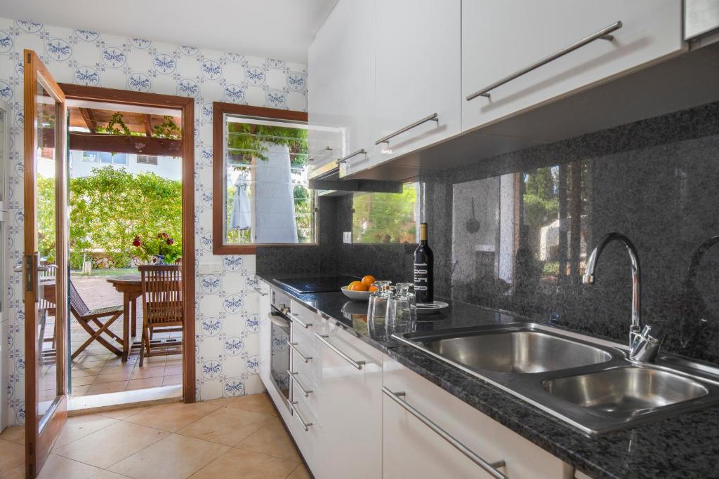 Kuchyň nebo kuchyňský kout v ubytování Villa Mumare