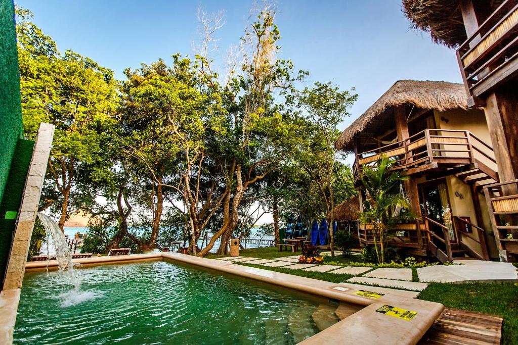 Bazén v ubytování Hotel Carolina Bacalar nebo v jeho okolí