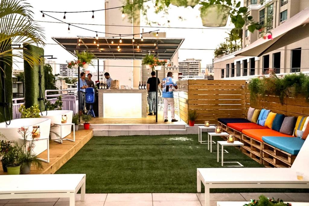 a patio with chairs and a bar in a building at Conturce Hostel in San Juan