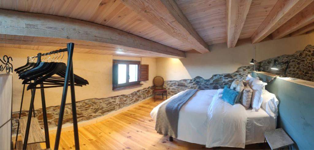 - une chambre avec un lit et un plafond en bois dans l'établissement Can Rovira de Fogars, à Montseny