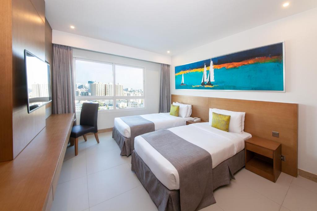 Ein Bett oder Betten in einem Zimmer der Unterkunft Ramada by Wyndham Beach Hotel Ajman