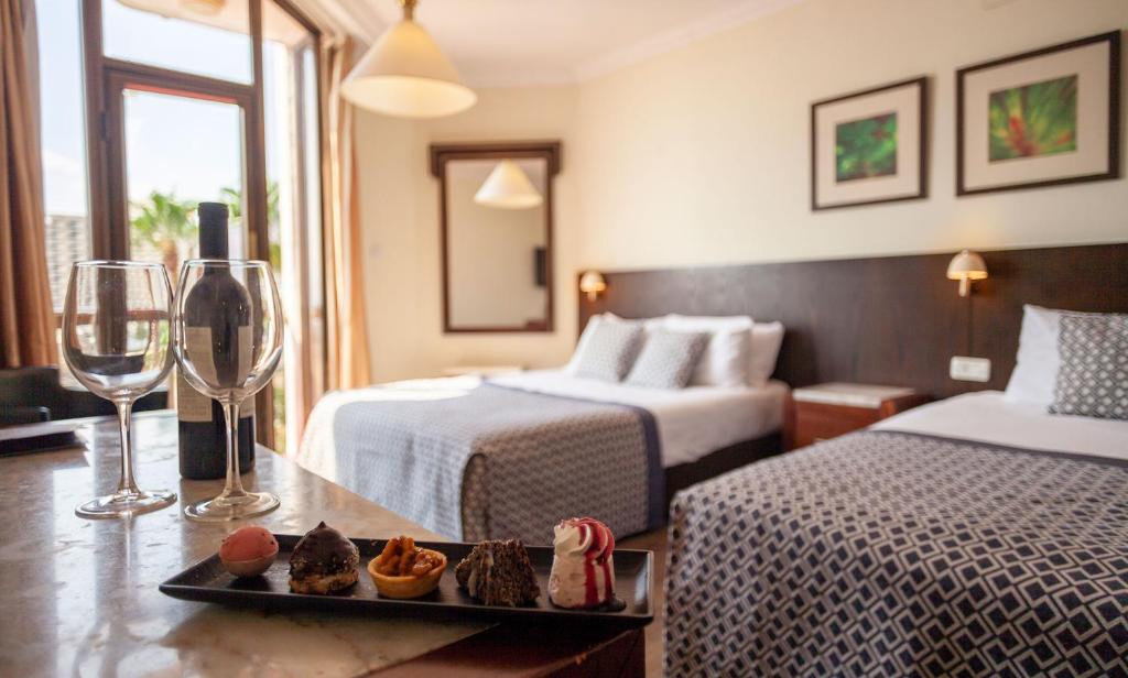 Postel nebo postele na pokoji v ubytování Caesar Premier Tiberias Hotel