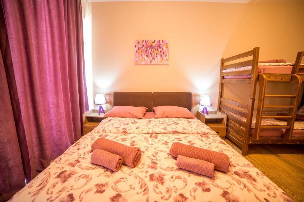 Ein Bett oder Betten in einem Zimmer der Unterkunft BAKURIANI PLAZA