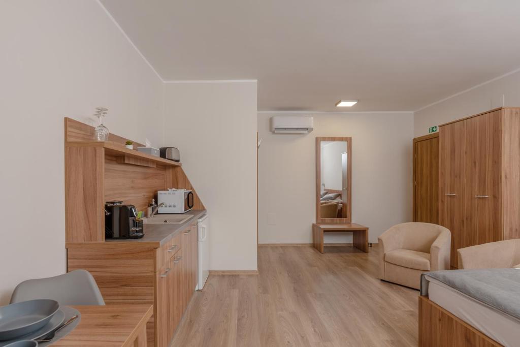 Kuchyň nebo kuchyňský kout v ubytování Hídfő Apartman-Nyugalom Szigetei