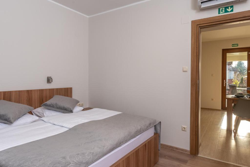 Postel nebo postele na pokoji v ubytování Hídfő Apartman-Nyugalom Szigetei