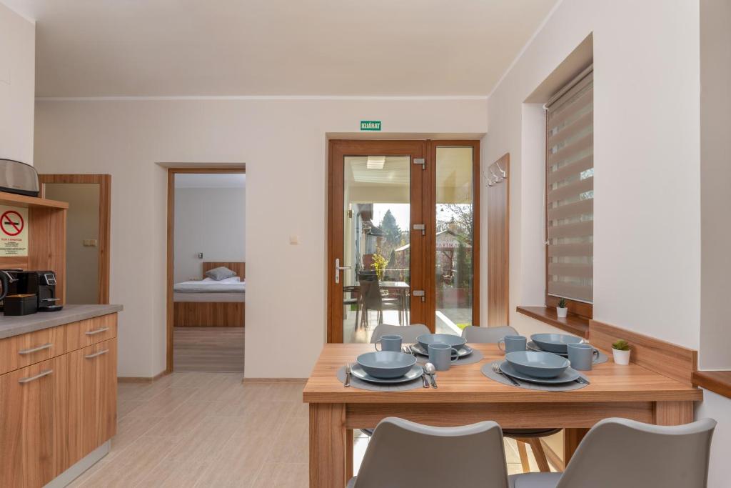 Kuchyň nebo kuchyňský kout v ubytování Hídfő Apartman-Nyugalom Szigetei