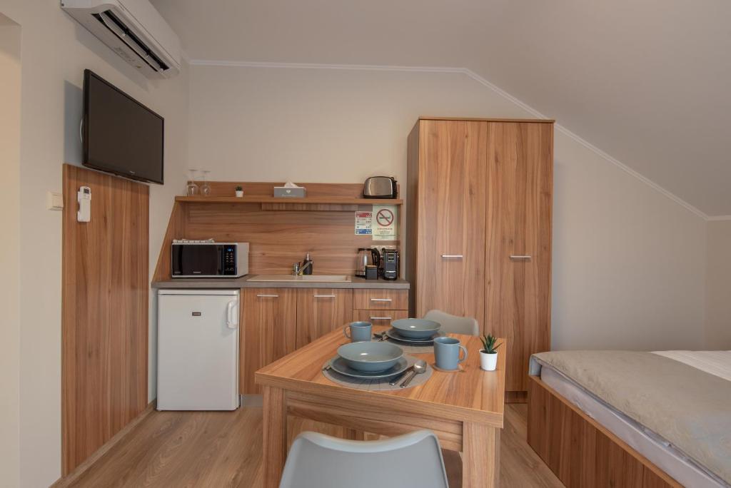 Kuchyň nebo kuchyňský kout v ubytování Hídfő Apartman-Nyugalom Szigetei