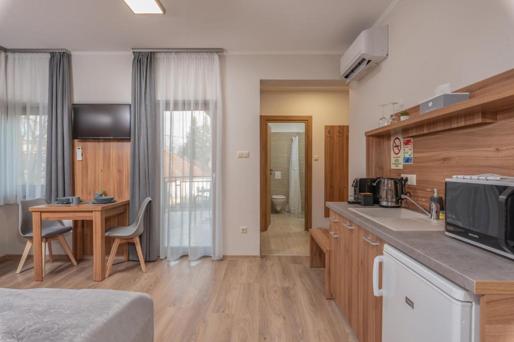 Kuchyň nebo kuchyňský kout v ubytování Hídfő Apartman-Nyugalom Szigetei