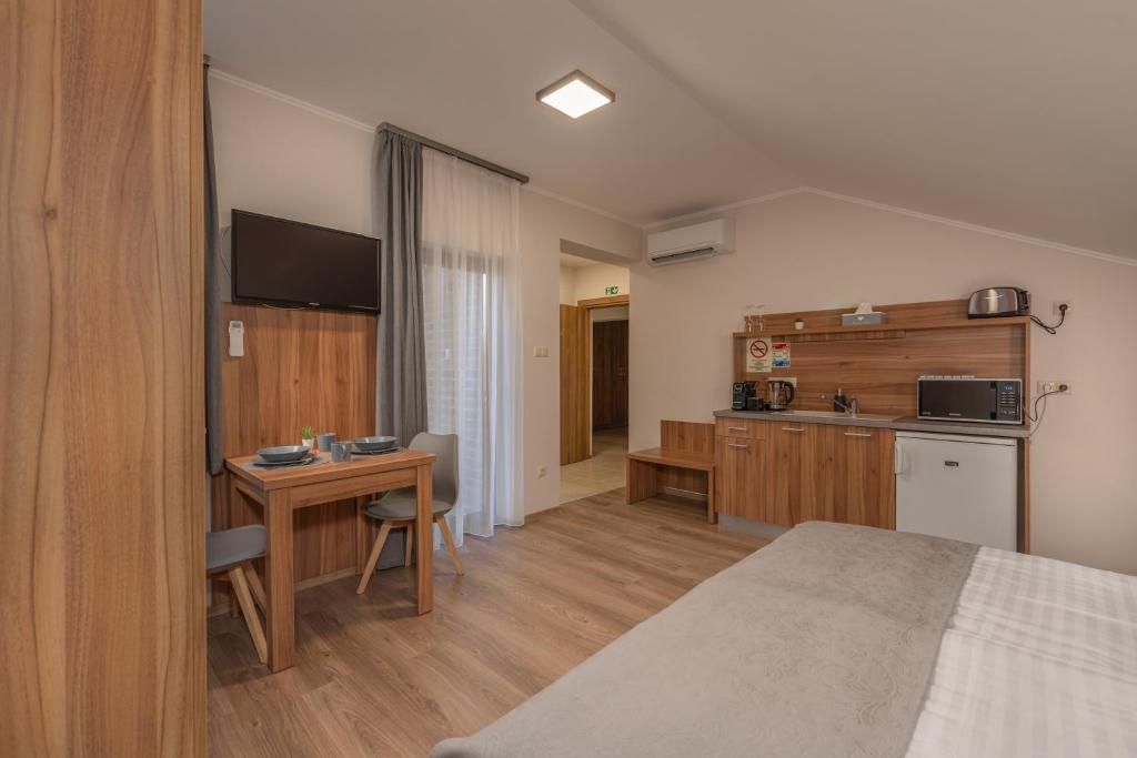 Kuchyň nebo kuchyňský kout v ubytování Hídfő Apartman-Nyugalom Szigetei