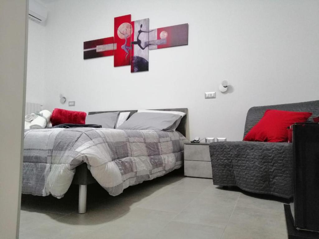 ein Schlafzimmer mit einem Bett und einem Sofa in der Unterkunft B&B I SIKULI in Vibo Valentia