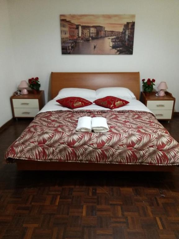 una camera da letto con un letto con due asciugamani bianchi di Venice Star House a Marghera