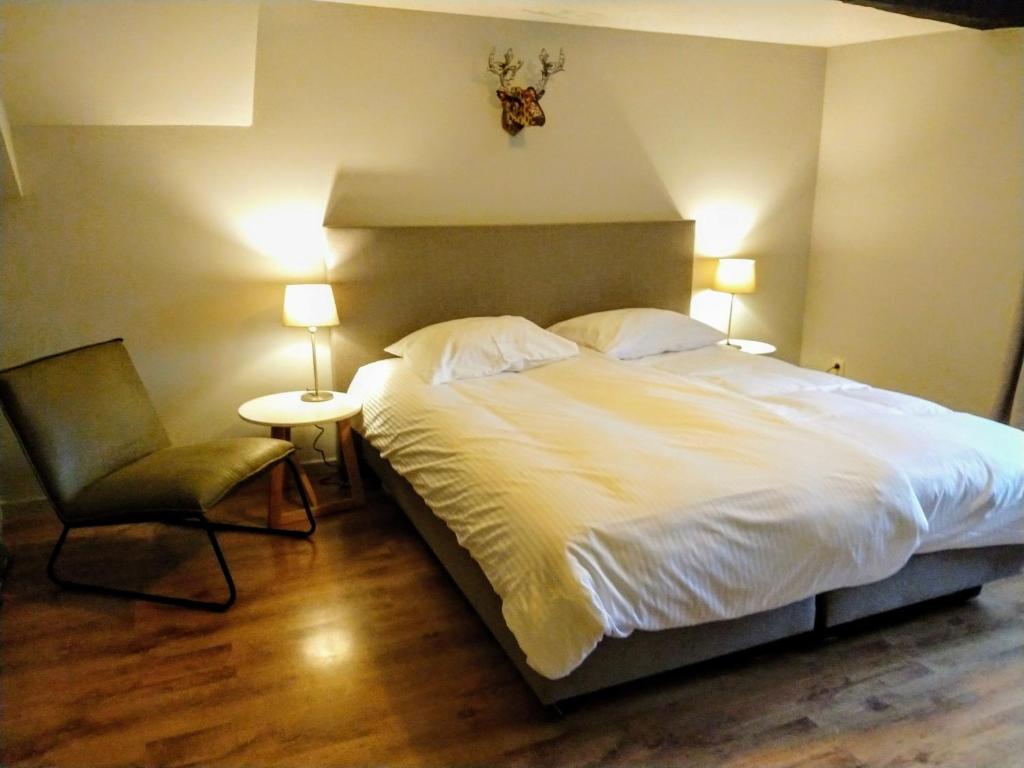 Postel nebo postele na pokoji v ubytování B&B La Belle Histoire Laforêt