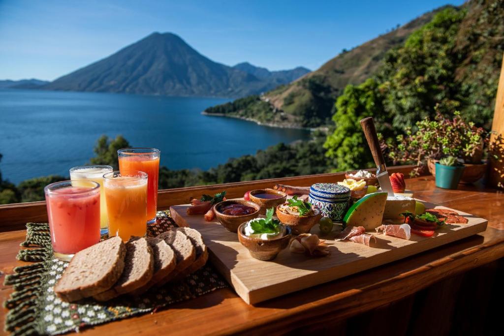 Tzununá的住宿－EL PICNIC ATITLÁN，桌上的面包和饮料托盘