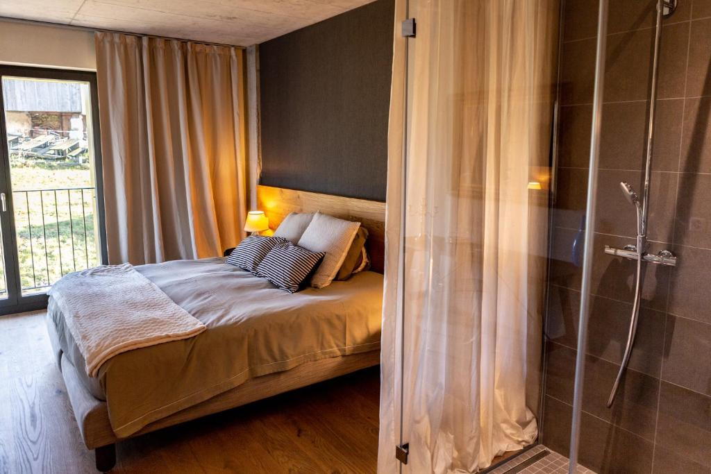 Letto o letti in una camera di Hotel de l’Ours Preles