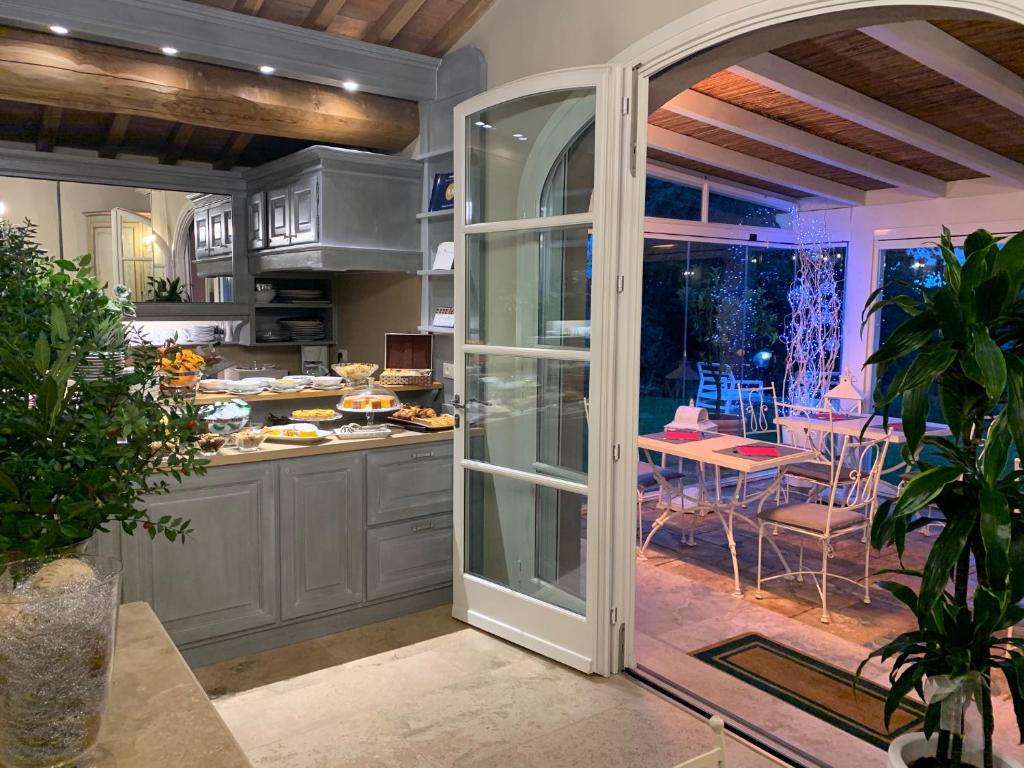 A kitchen or kitchenette at Relais dei Molini - Villa dei Molini