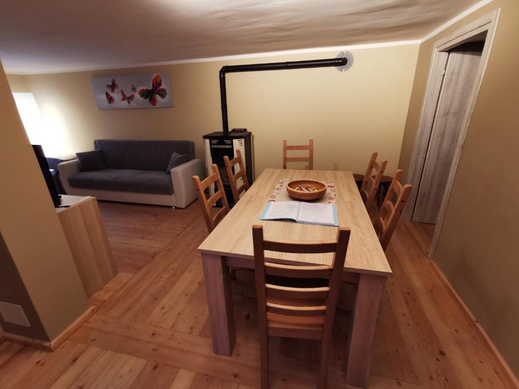 Posedenie v ubytovaní Casa Curnet