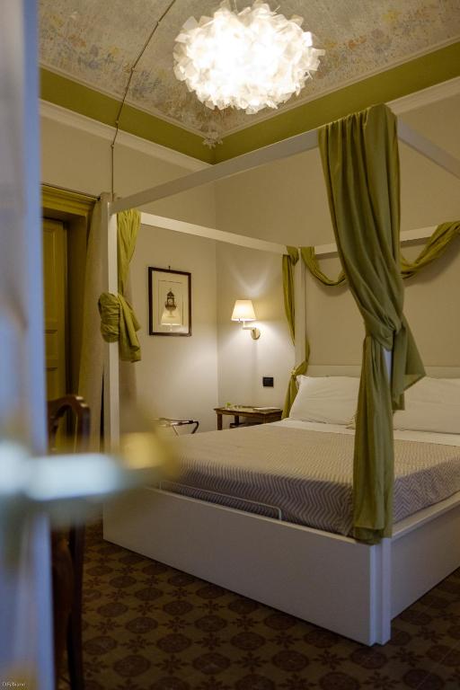 sypialnia z łóżkiem z baldachimem w obiekcie BeB Sekeles Suites and Spa w Katanii
