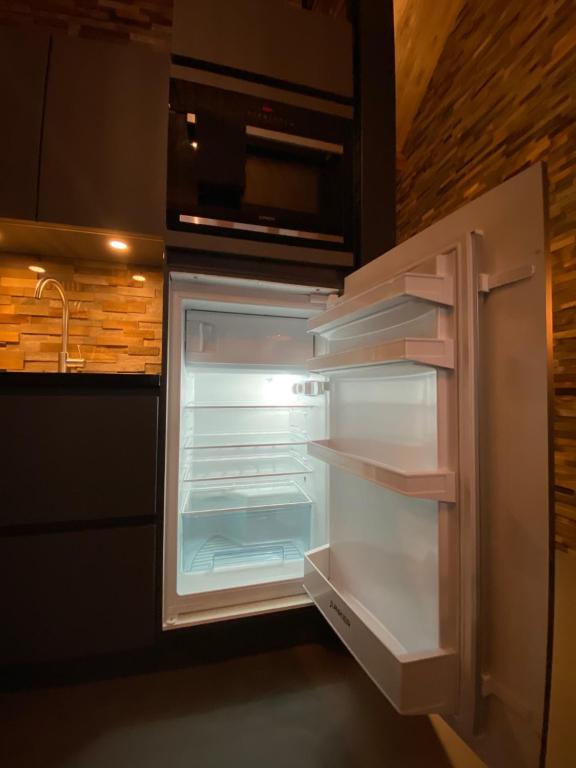 A kitchen or kitchenette at Apartmentshaus Dual - 2